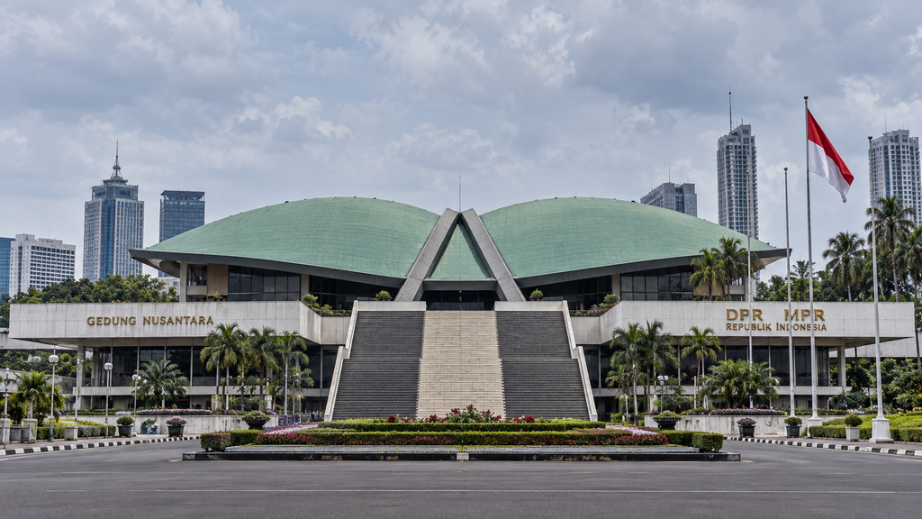 Lanskap arsitektur Gedung Nusantara MPR/DPR RI di Senayan, Jakarta, tempat di mana ketetapan-ketetapan hukum tertinggi negara dievaluasi dan disahkan.